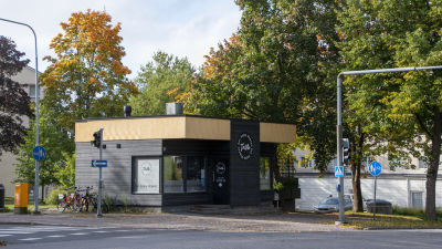 Liten restaurang i Sibeliusskvären i Borgå. På väggen står namnet Taste.
