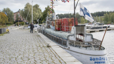 Ari Kautto står framför m/s Sandra D.