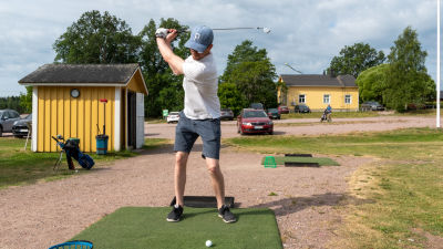 Jonathan Andersson svingar.