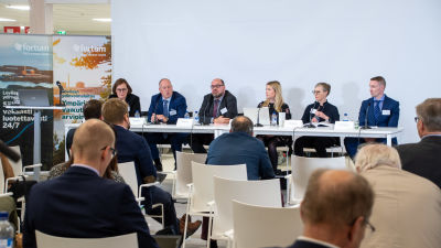 Fortums informationstillfälle på Lovisavikens skola. På bilden syns publik som sitter på stolar på rad och längst fram sitter en panel med personer vid ett långt bord.