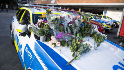 Blommor på en polisbil efter en polisskjutning i Göteborg