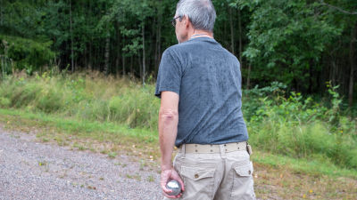 Torolf Hedlund är på väg att kasta petanque kulan