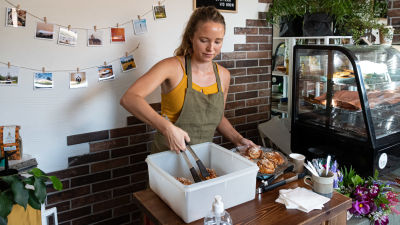 Hanna Lönnroos lägger fram kanelbullar