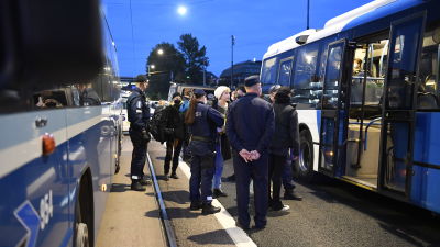 Poliisit ohjavat bussiin ympäristömielenosoituksessa kiinniotettuja.