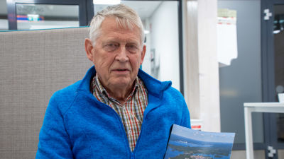 Bengt Gustavsson sitter på en soffa i Lovisavikens skola.