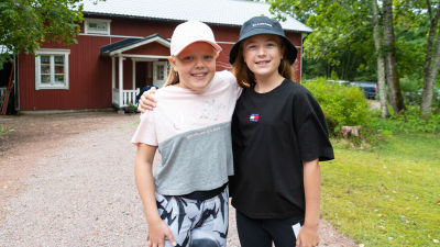 Två flickor.