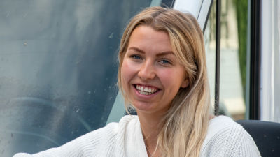 Ellen Söderberg bredvid sin bil