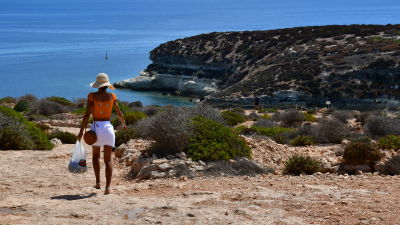Turist på väg att besöka Kaninstranden på Lampedusa.