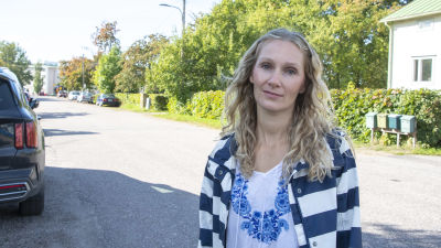 Lotta Eskelinen står på Gördelmakaregatan.
