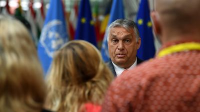 Viktor Orban talade till medierna före mötet.