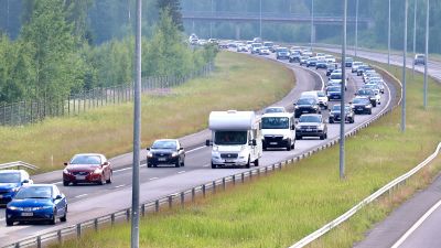 Bilar i kö på motorväg.