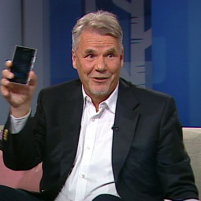 Kallasvuo visar upp sin Lumiatelefon