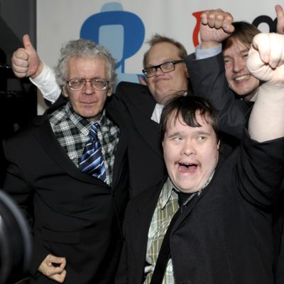 Pertti Kurikan Nimipäivät -yhtyeen jäsenet juhlivat kun heistä kertonut elokuva palkittiin parhaana dokumenttielokuvana.