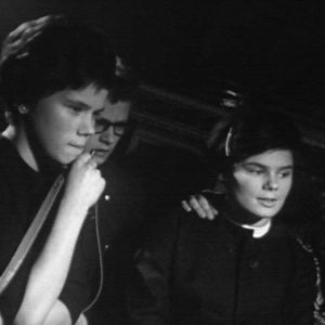 Kaksi nuorta naista ja piippua polttava nuori mies Old House Jazz Clubin yleisönä tv-filmissä Jazzia vanhassa talossa (1961).