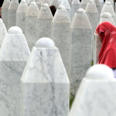 Muslimityttö Potocarin muistomerkillä Srebrenicassa 11. heinäkuuta 2014.