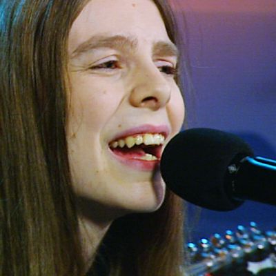 Ari Koivunen laulaa studiossa.
