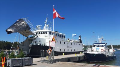 M/S Östern till vänster och M/S Norrskär till höger står i Nagu Gästhamn.