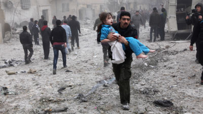 Krigsdrabbade i Syrien bland sönderbombade byggnader