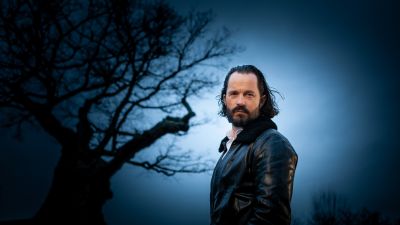 Jens Liljestrand vid ett träd i dyster stämning