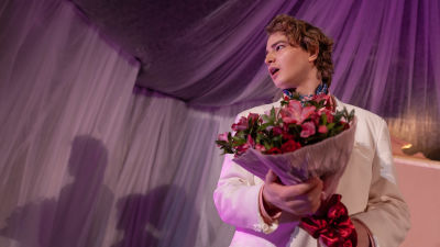 Patrik Kumpulainen spelar Orsino, hertigen av Illyrien, som är olyckligt förälskad i grevinnan Olivia. Han håller i en blombukett och har en dramatisk uppsyn.