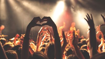 Konsertpublik har händerna i luften.