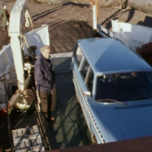 M/S Rosalan autokansi, jossa mies ja auto