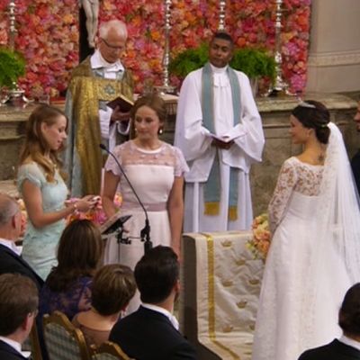 Ruotsin prinssi Carl Philip ja Sofia Hellqvist alttarilla.