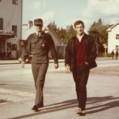 Hannu Juurinen (vas) ja ystänsä Reijo Lempinen järvenpääläisen elokuvateatteri Filmilinnan edessä kesällä 1966.