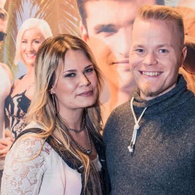 Katri Tampio ja Sami Tuomainen televisio-ohjelman julisteen edessä.