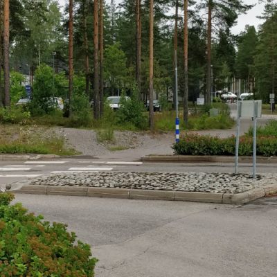 Raiskaus tapahtui kuvassa näkyvässä metsässä.