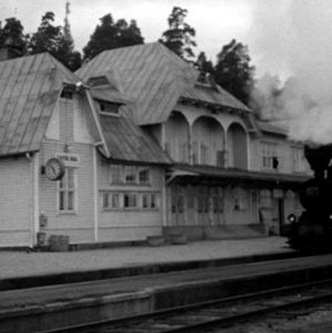 Höyryveturi saapuu Savonlinnan juna-asemalle
