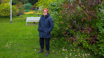 Pauliina Feodoroff står på en bakgård.