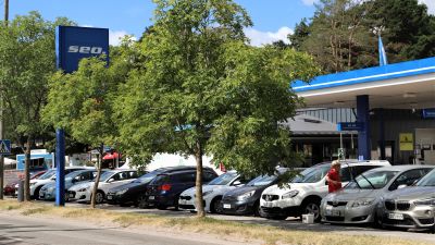 Bilar som står parkerade framför en bensinstation i Nagu Kyrkby.
