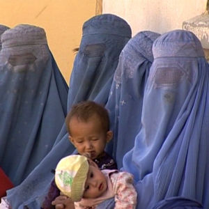 Afgaaninaisia lapsineen ohjelmassa Silminnäkijä: Kabul vuonna yksi (2002)