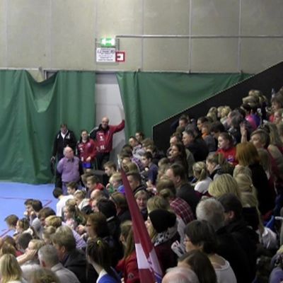 Käsipallofaneja katsomossa.