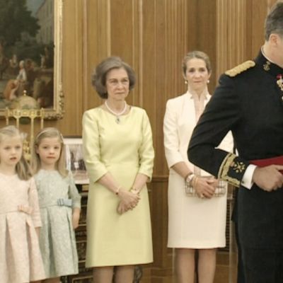 Felipe VI sai isältään puolustusvoimain ylipäällikkyyden kuninkaallisen perheen kodissa Zarzuelan palatsissa.