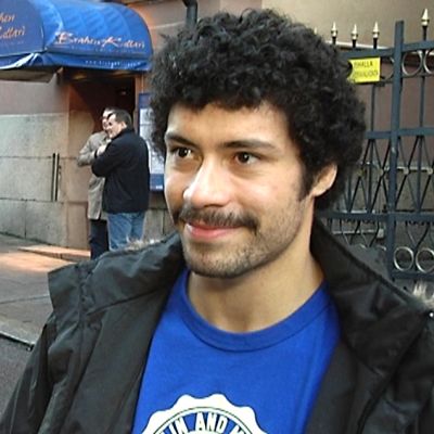 Jääkiekkoilija Camilo Miettinen seisoo kadulla.