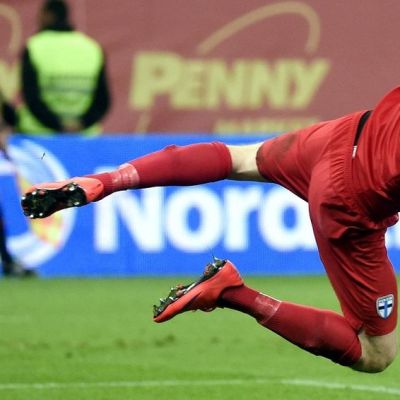 Lukas Hradecky kurottaa torjuntaan