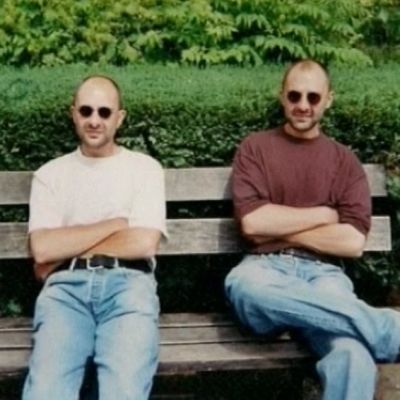 Kuurosokeat Eddy ja Marc Verbessem istumassa puiston penkillä.