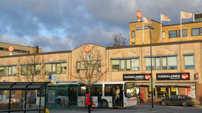 bussar och bank med andelsbankens fana