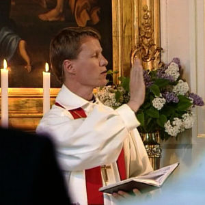 Pappi siunaa Pyhän Henrikin pyhiinvaellukselle lähtijät ensimmäisenä päivänä.