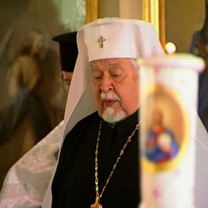 Ortodoksinen isä pitää jumalanpalceluksen Turun ortodoksisessa kirkossa Pyhän Henrikin vaelluksen kahdeksantena päivänä.