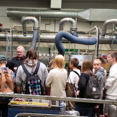 Koululaisia tutustumassa Oulun yliopiston koerikastamoon tieteenpäivien aikana 1.9.2015