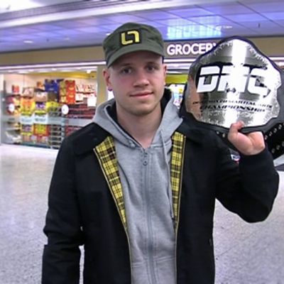 Jarkko Keränen olallaan mestaruusvyö.