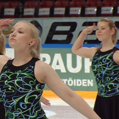 Muodostelmaluistelujoukkue Marigold IceUnityn luistelijat viittovat "tietää".