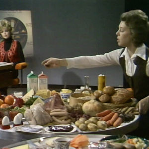 Tohtori Ritva Seppänen esittelee ruoka-aineita ohjelmassa Mitä syömme ja miten (1972)