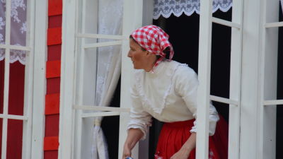 Emil mamma Alma (Jessika Elfving).