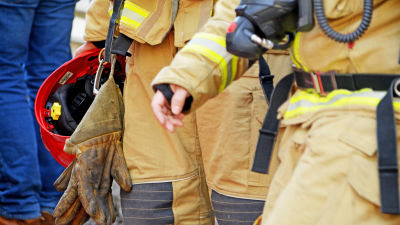 Brandmän med utrustning