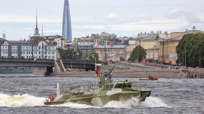En rysk militärbåt kör på Nevafloden vid S:t Petersburg under generalrepetitionen inför en sjöparad.