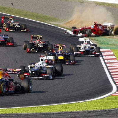 Fernando Alonso osuu Kimi Räikköseen ja ajautuu ulos radalta.